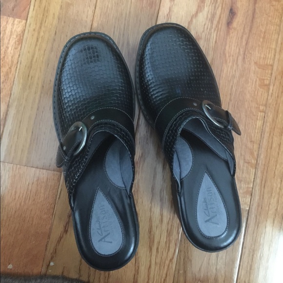 Size 9 shoes - Picture 1 of 2